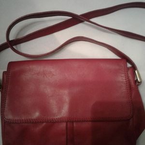 Liz Claiborne Woman Leather shoulder bag, red.